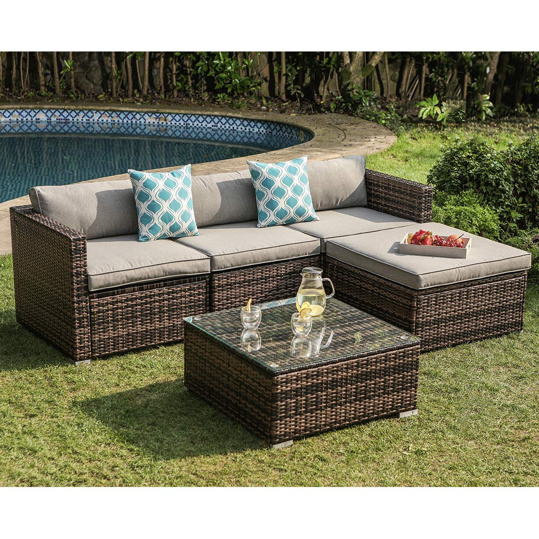 COSIEST 五件式戶外家具，全天候斑駁棕色藤編組合沙發，配暖灰色厚實坐墊、玻璃桌面咖啡桌和兩個藍綠色圖案靠墊，適用於花園和露台