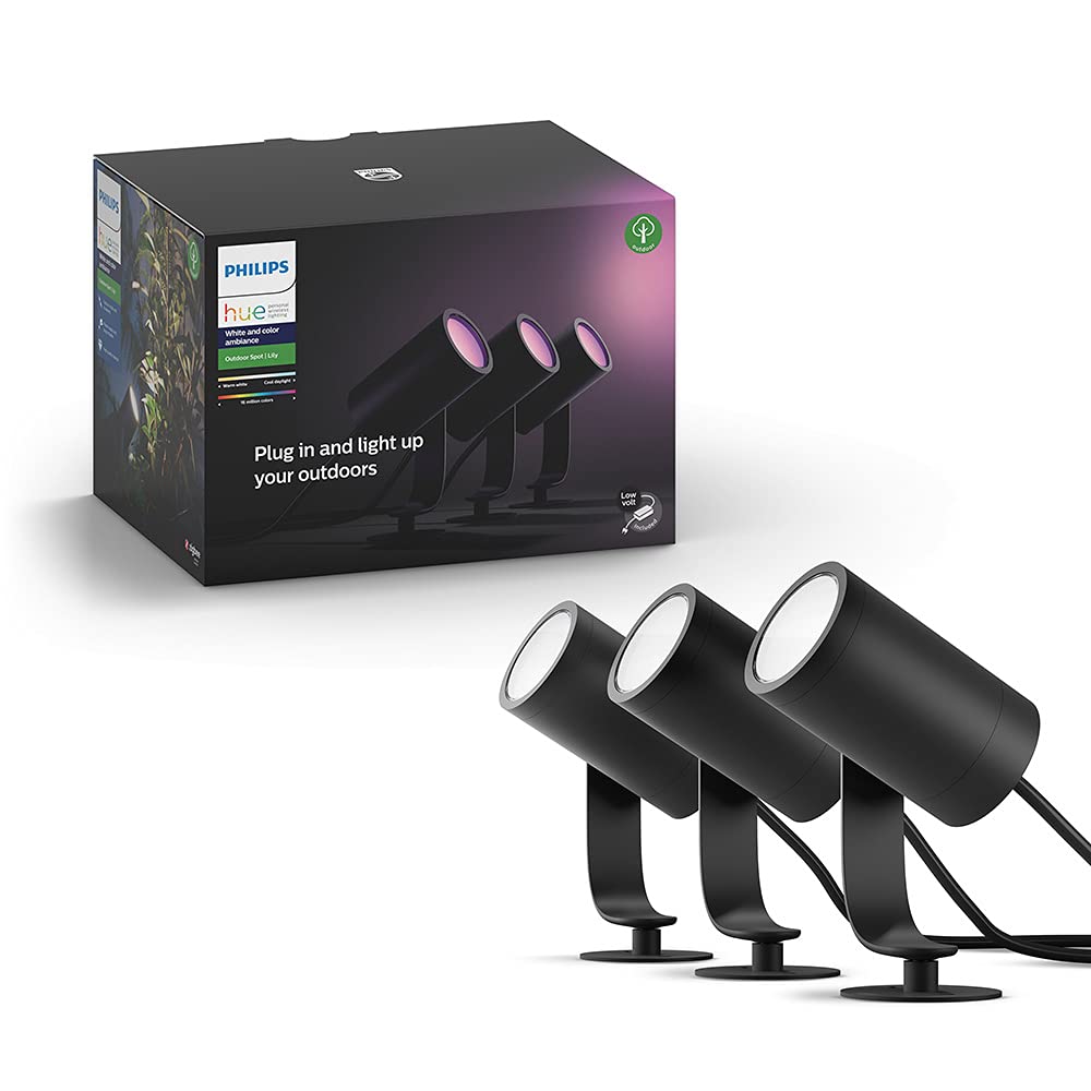 Philips Hue Lily 白色和彩色戶外射燈套裝（需另購 Hue 網關），包含 3 個射燈、電源轉接器和安裝支架，可相容於 Alexa、HomeKit 和 Google Assistant。