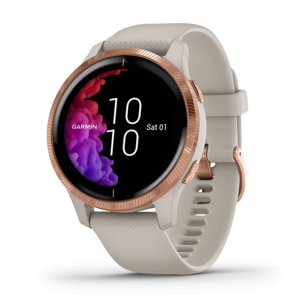 Garmin Venu，GPS智慧手錶，配備明亮觸控屏，功能包括音樂播放、身體能量監測、動畫訓練、脈搏血氧感測器等，玫瑰金錶殼搭配棕褐色錶帶。